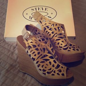 Steven Madden Taupe Wedges